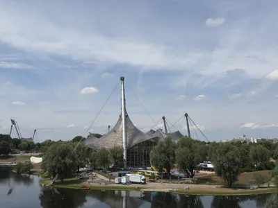 Олимпийский парк в Мюнхене — Olympiahalle tent roof above the Olympiasee Munich 2026