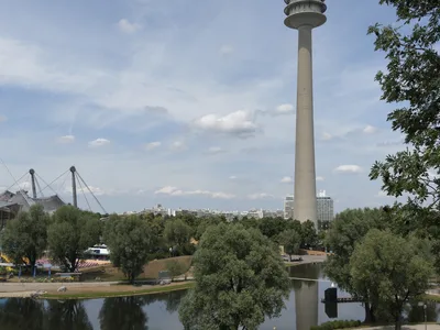 Олимпийский парк в Мюнхене — Olympiaturm above the Olympiasee Munich 2026