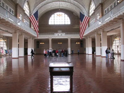 Зал регистрации на Эллис-Айленде — Ellis Island Registry Room2